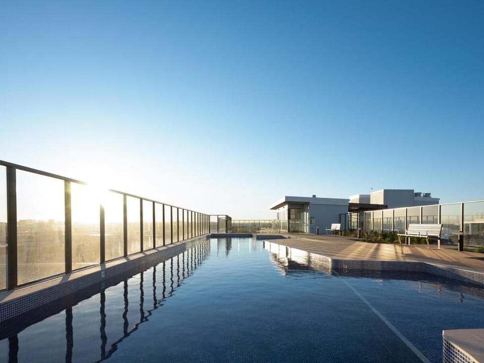 Modern Inner City Resort Near Train with Free Parking and Rooftop Pool Apartment in Mascot