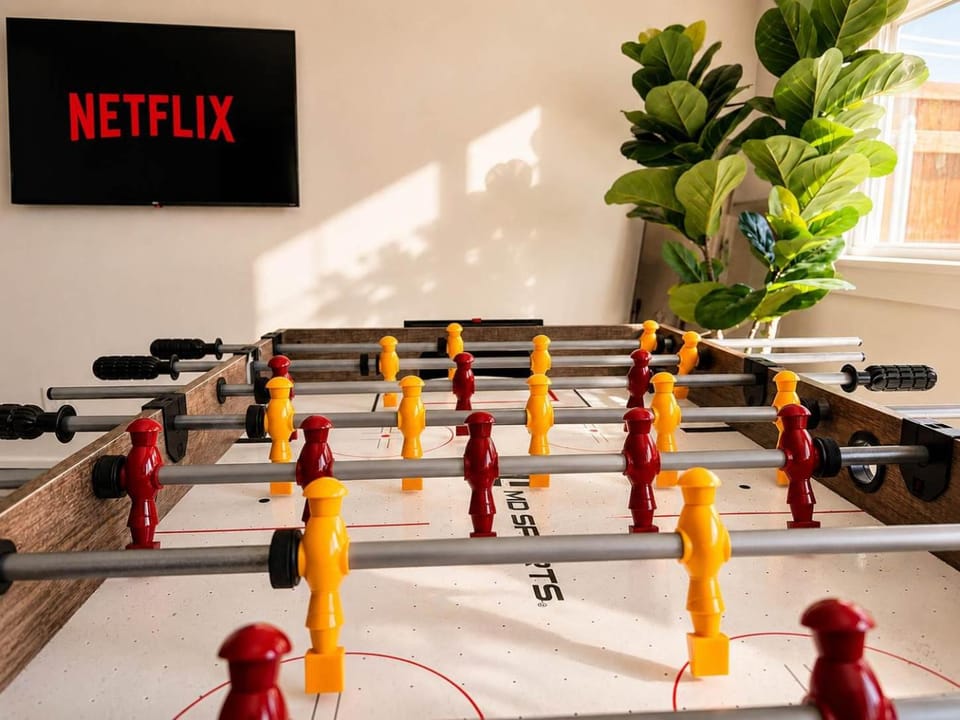 Karaoke Romantic Dome Hot Tub Foosball & Mini Billiards House in Dallas