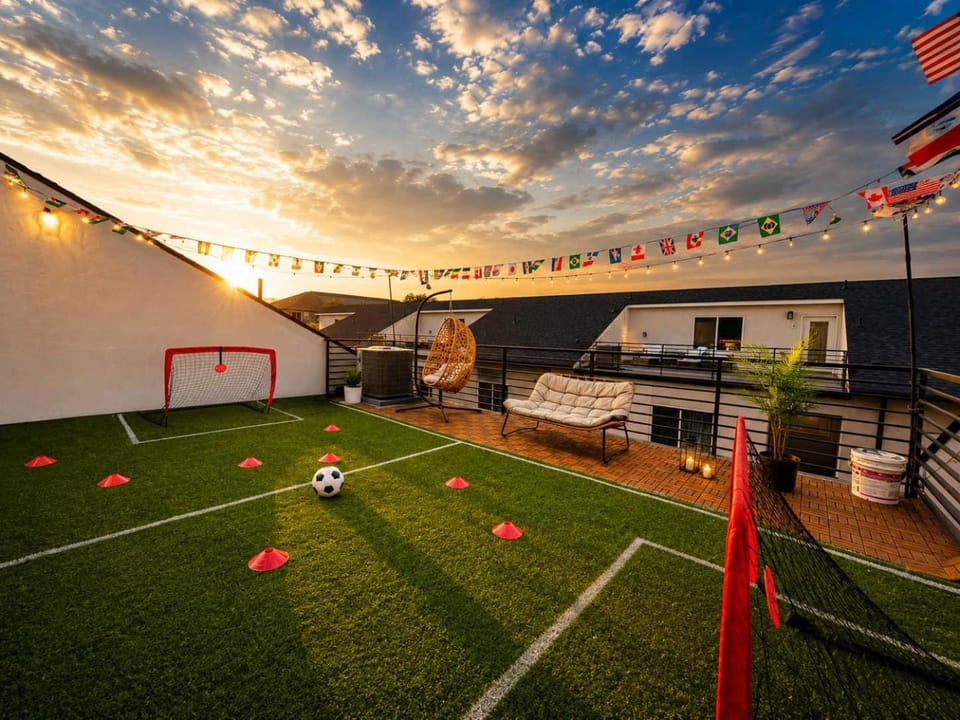 Sleeps 24 - Hot Tub Sauna Gym Karaoke Casino Billiards & Rooftop Soccer House in Dallas