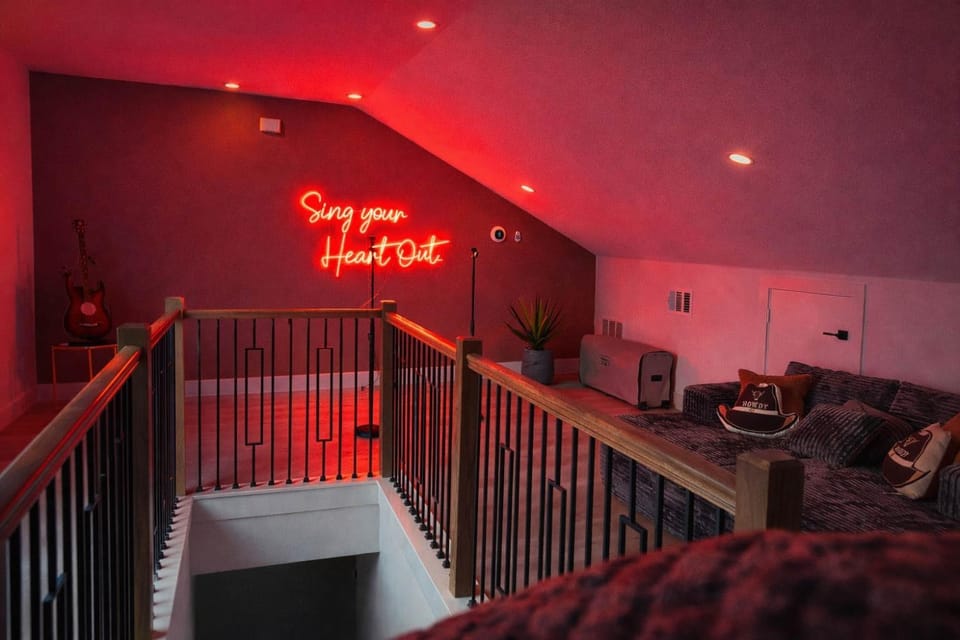 Sleeps 25 - Karaoke Dome Hot Tub Games Makeup Station & Rooftop Soccer House in Dallas