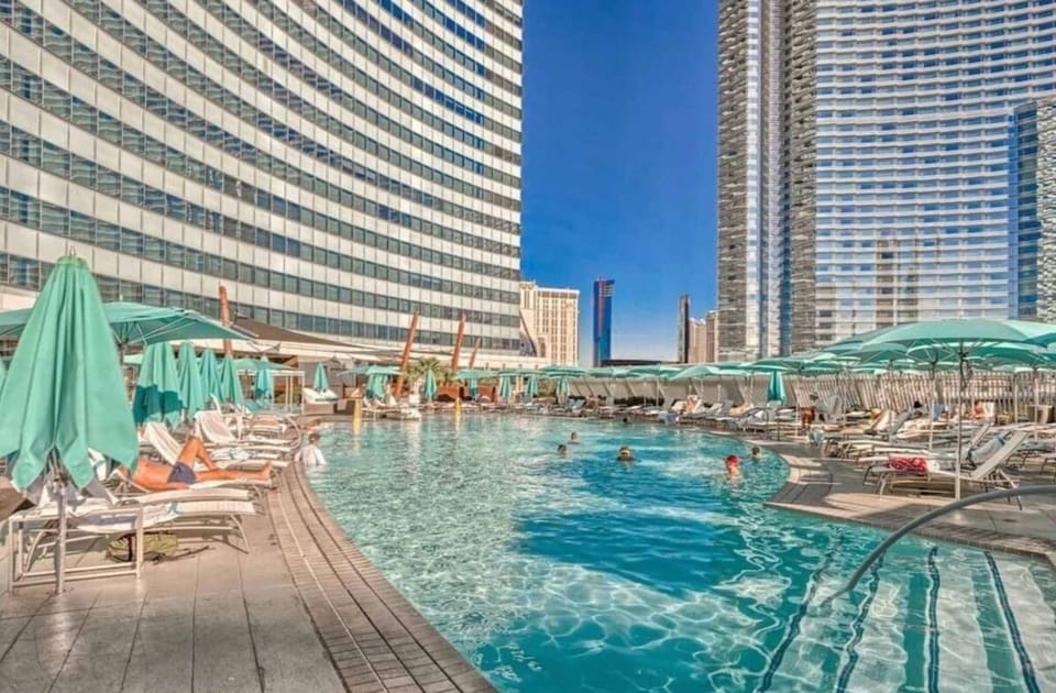 Property building, Pool view, Swimming pool, Swimming pool, sunbed