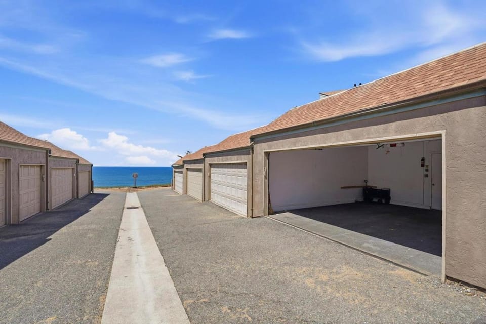 Oceanfront Luxe Retreat unbeatable VIEWS! Near SFO House in Daly City