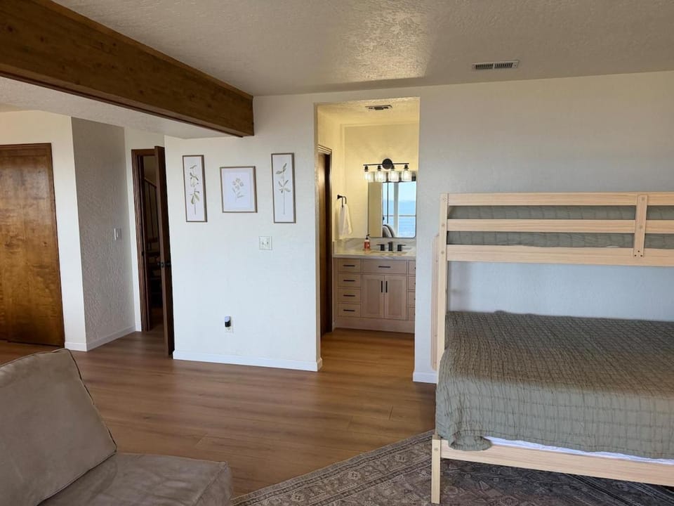 Shaver Lake Cabin, Views, 5 Acres, Sleeps 14, Air Conditioning Cabin in Shaver Lake