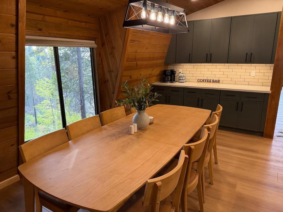 Shaver Lake Cabin, Views, 5 Acres, Sleeps 14, Air Conditioning Cabin in Shaver Lake