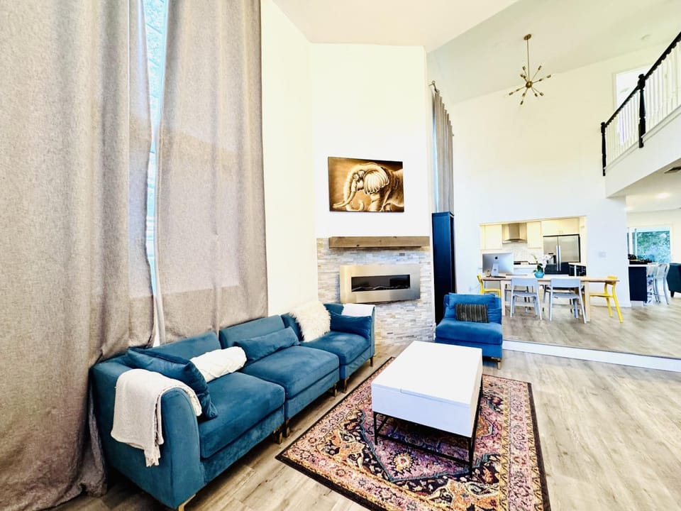 Luxury Modern 4BR Retreat with Hot Tub in Santa Monica House in Mar Vista