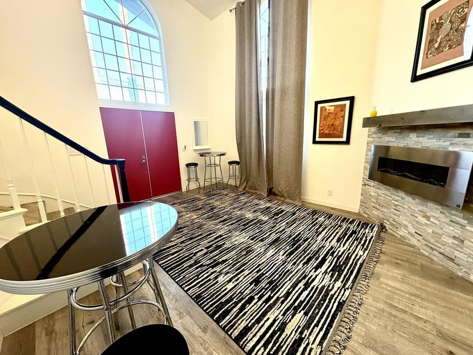 Luxury Modern 4BR Retreat with Hot Tub in Santa Monica House in Mar Vista