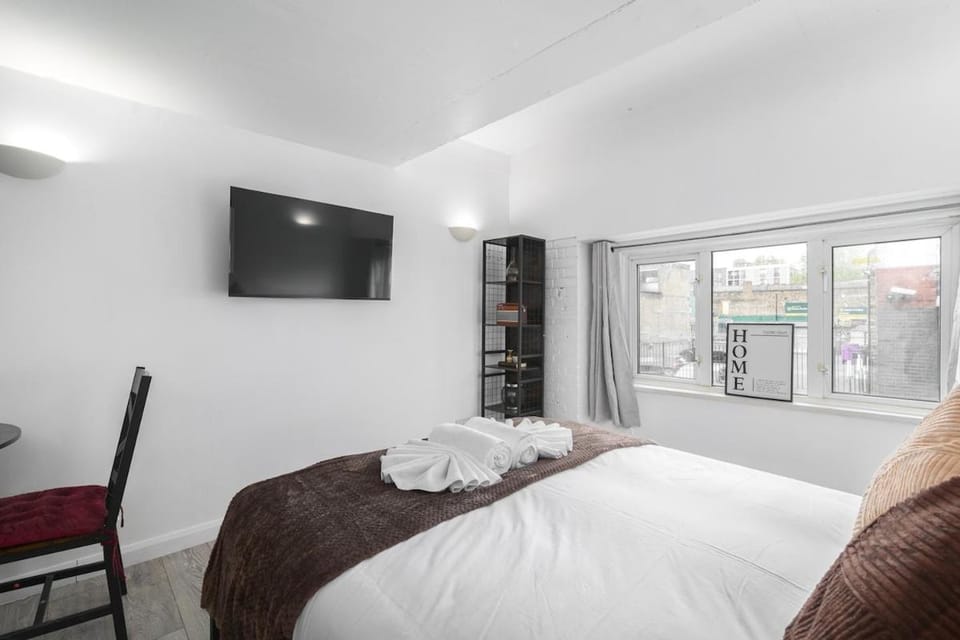 Bed, TV and multimedia, Photo of the whole room, Seating area, Bedroom