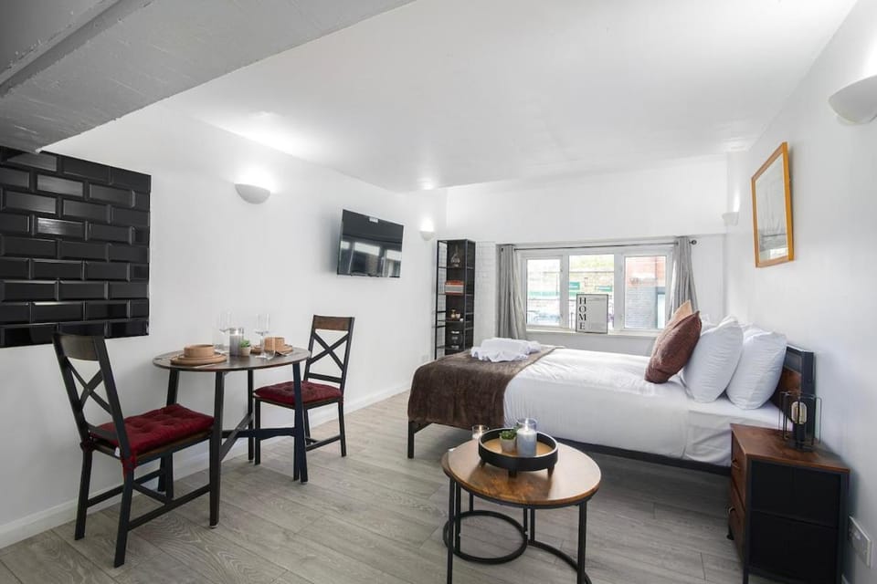 Bed, TV and multimedia, Dining area, Bedroom