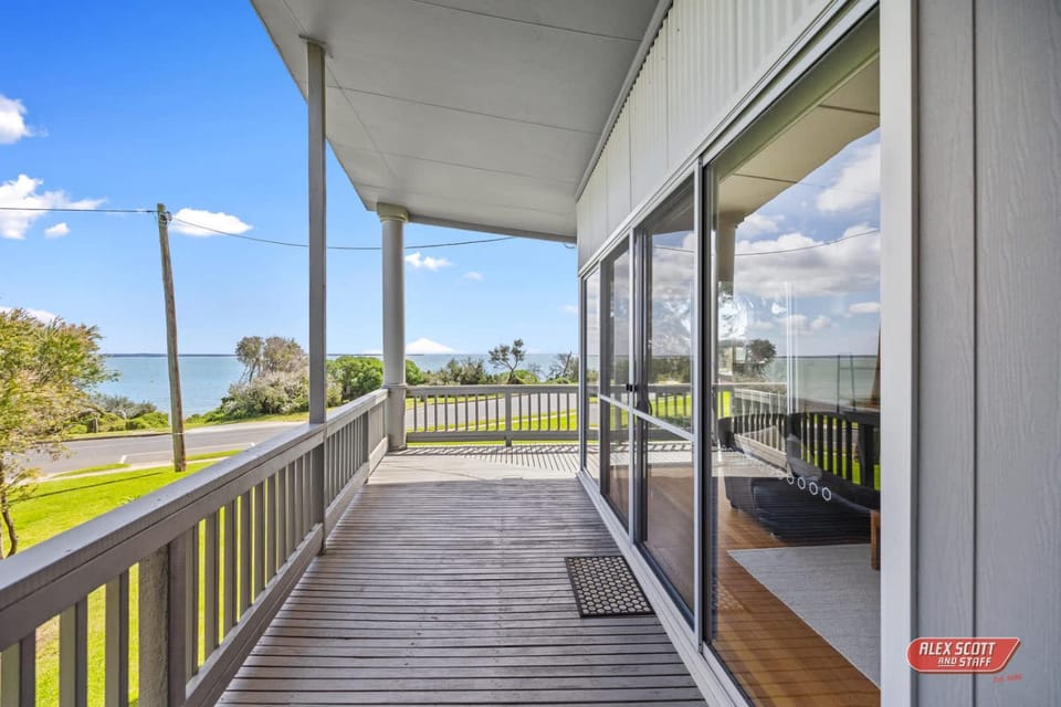 Beachfront Haven 2-8 Guests Water Views Pets Welcome House in Cowes