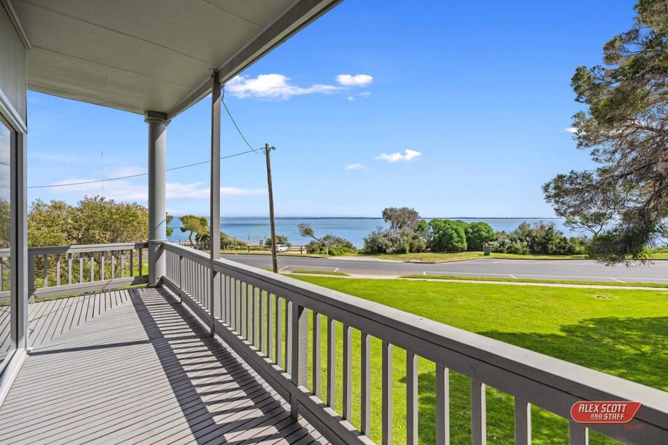 Beachfront Haven 2-8 Guests Water Views Pets Welcome House in Cowes
