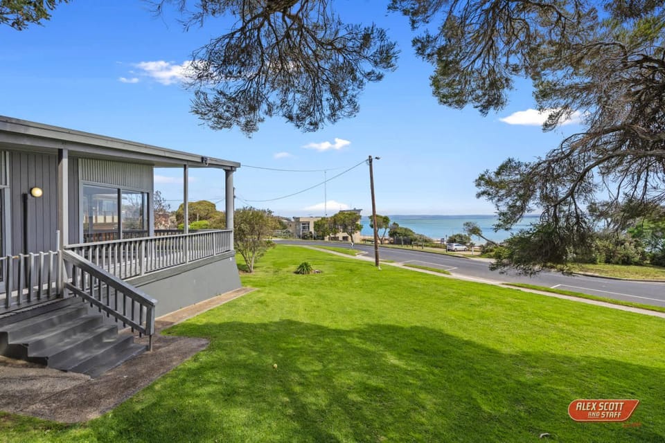 Beachfront Haven 2-8 Guests Water Views Pets Welcome House in Cowes