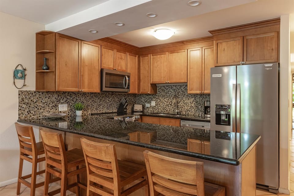 Kamaole Sands Condo Ground Floor, 2 Bath, Pool, Hot Tub, AC, Walk to Beach Apartment hotel in Wailea
