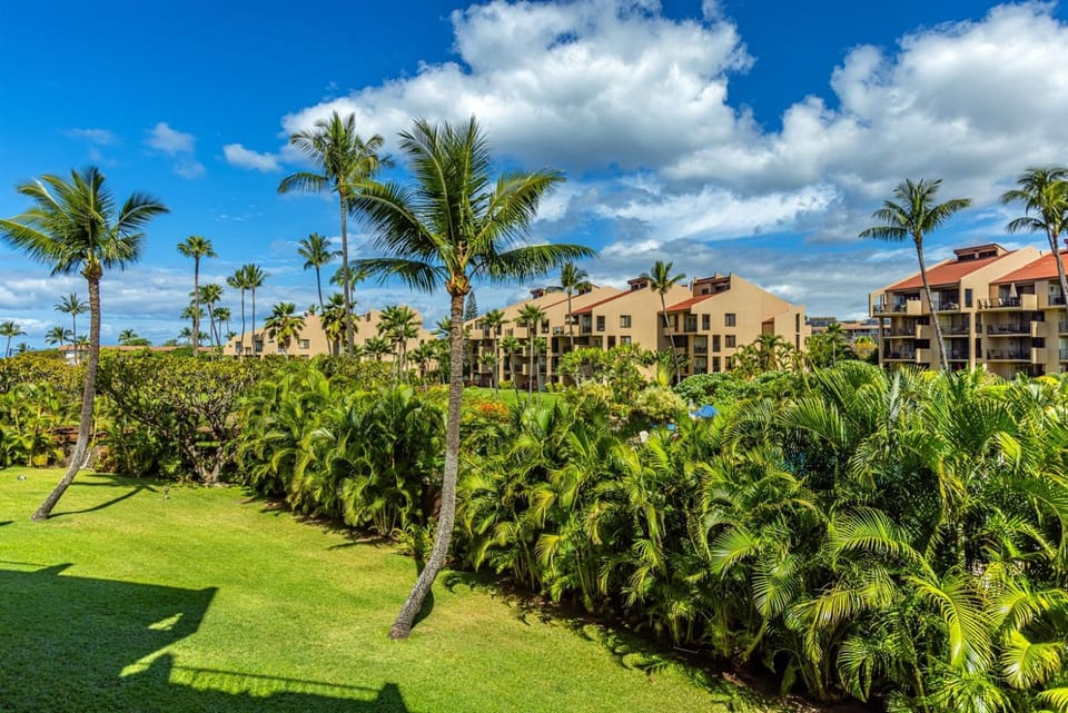 Kamaole Sands Condo Ground Floor, 2 Bath, Pool, Hot Tub, AC, Walk to Beach Apartment hotel in Wailea