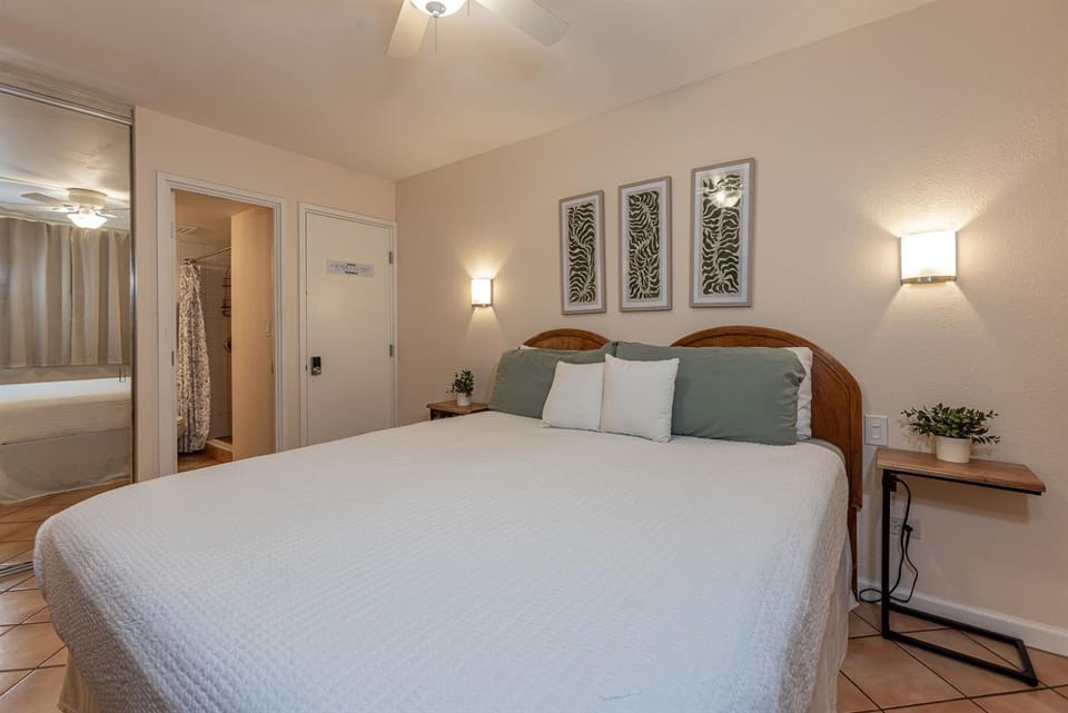Kamaole Sands Condo Ground Floor, 2 Bath, Pool, Hot Tub, AC, Walk to Beach Apartment hotel in Wailea