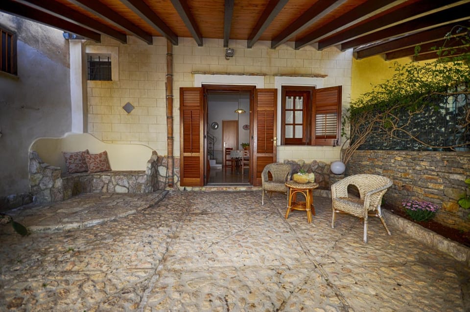 Patio, Facade/entrance