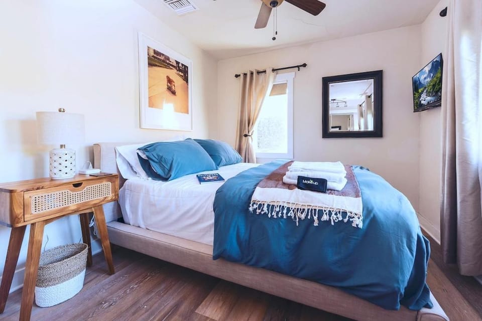Charming Vintage 2 bed 1 bath Retreat With Beautiful Backyard House in Glendale