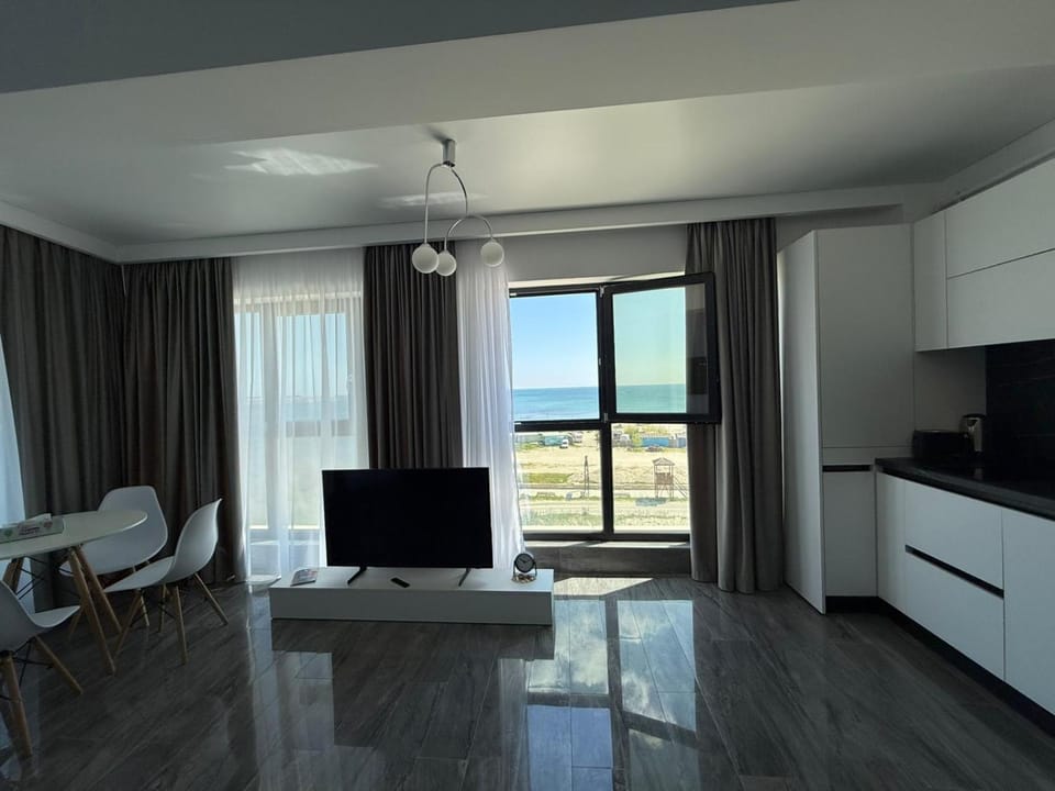 Communal lounge/ TV room, TV and multimedia, Dining area, Sea view