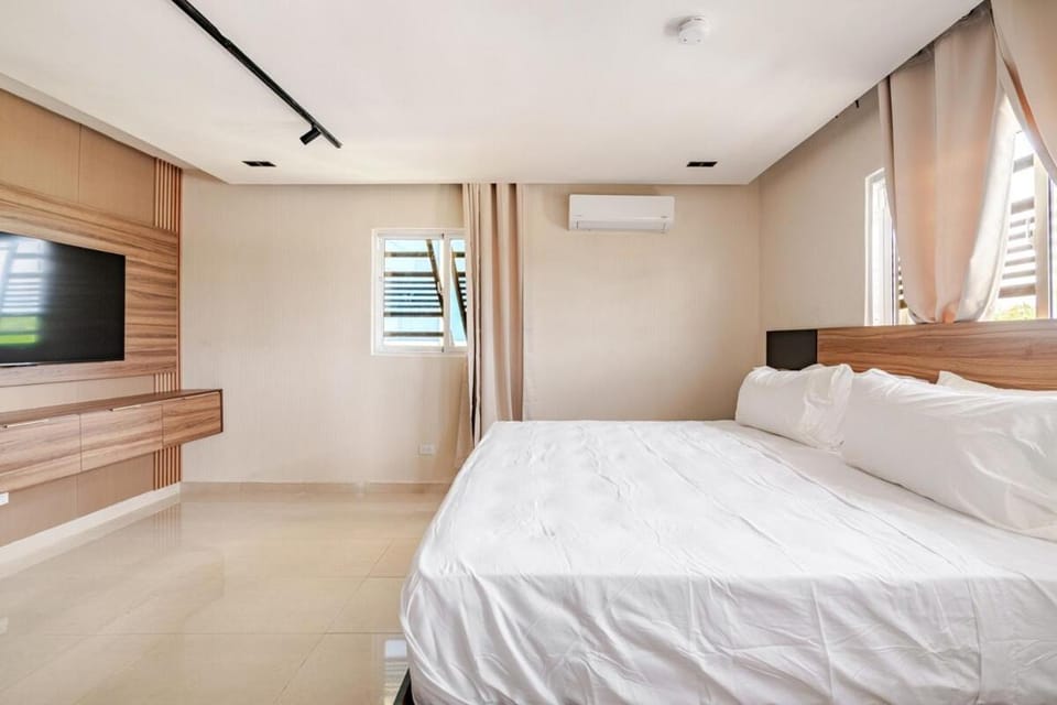 Bed, TV and multimedia, air conditioner