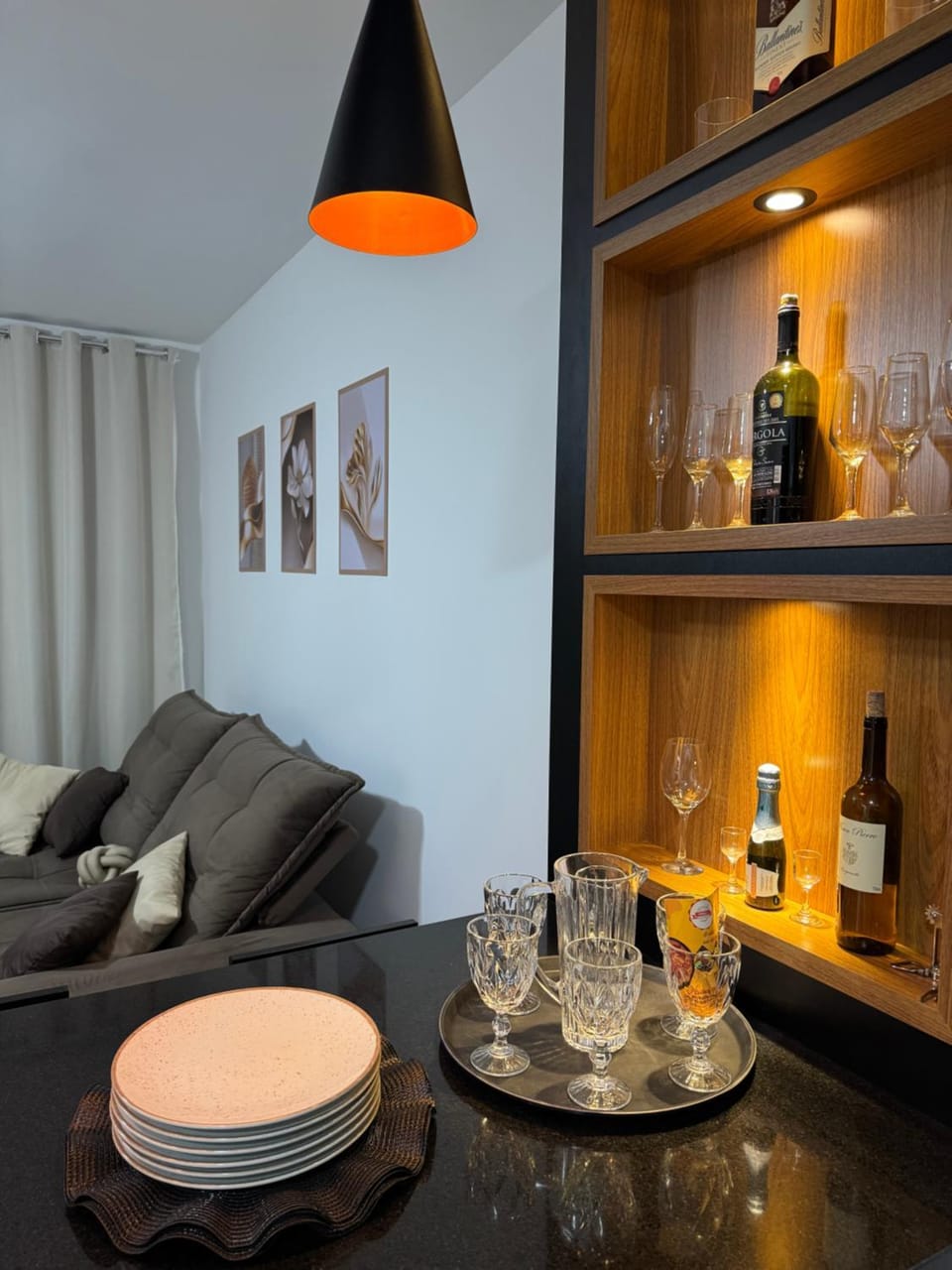 Living room, Food and drinks, Seating area, Drinks