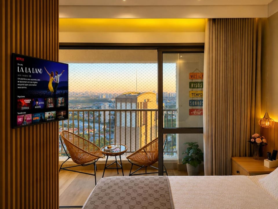 Bed, TV and multimedia, Bedroom, City view