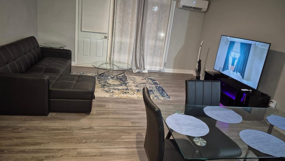 Communal lounge/ TV room, TV and multimedia, Living room, Seating area, Dining area, Evening entertainment, air conditioner