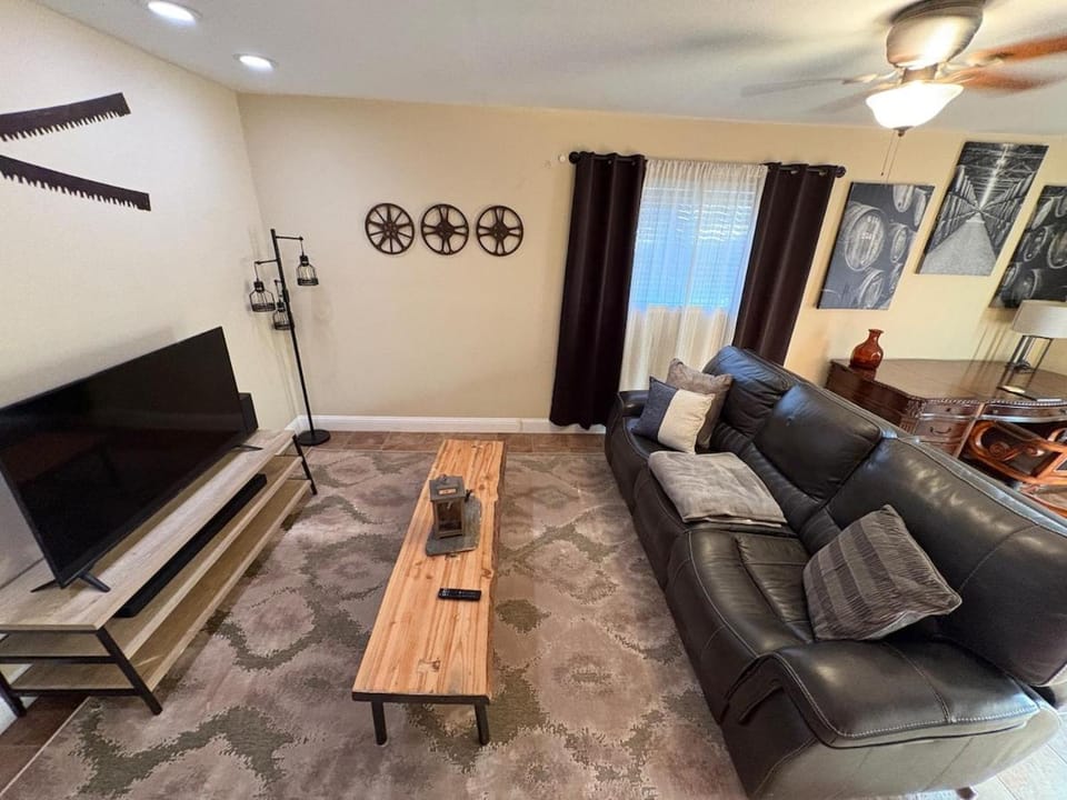 Communal lounge/ TV room, TV and multimedia, Living room, Seating area, Evening entertainment