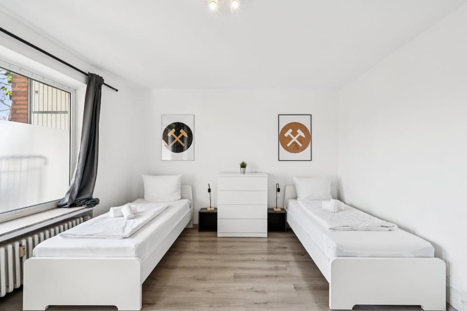 Budget Room 3 Bedrooms perfect for Workers Apartment in Gelsenkirchen