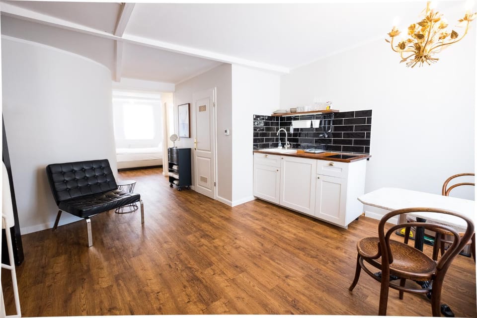 Kitchen or kitchenette, Seating area