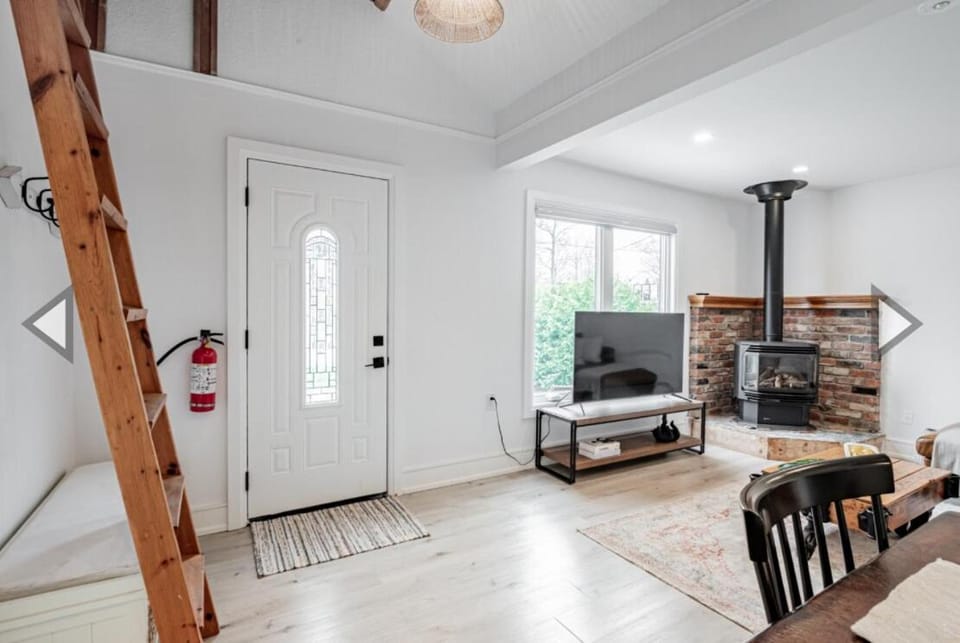 Modern Cottage walking distance to Lake Simcoe House in Georgina