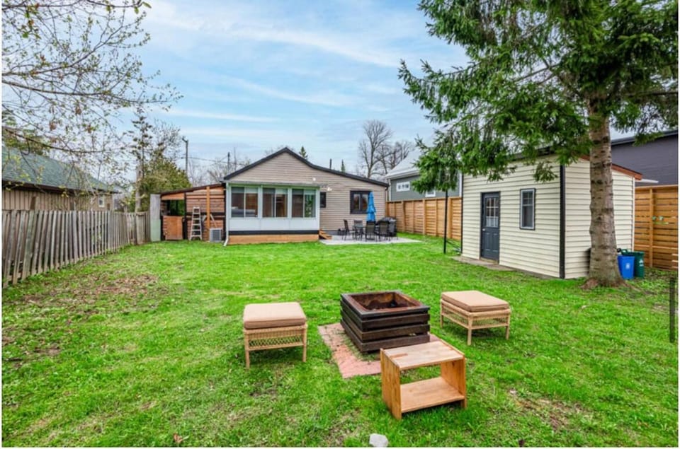 Modern Cottage walking distance to Lake Simcoe House in Georgina