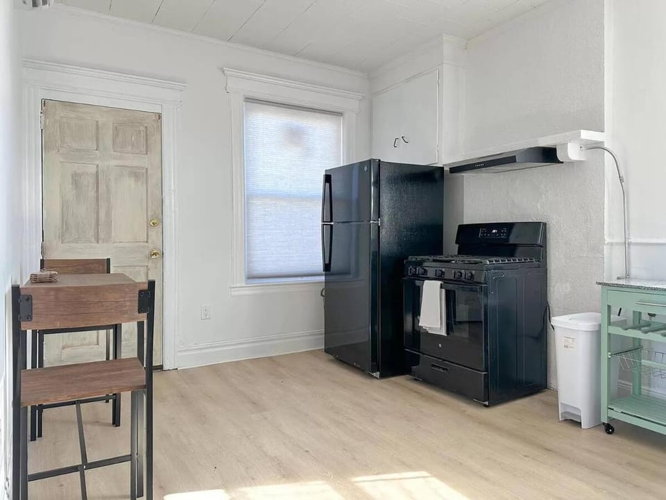 Newark Hideaway - Travelers, Visitors to NYC & NJ Apartment in Newark