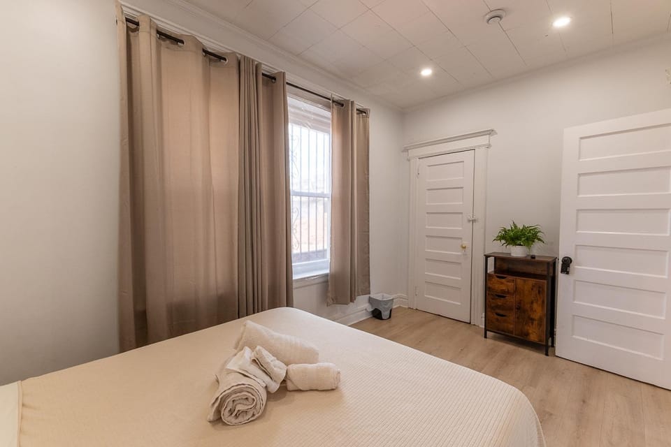 Newark Hideaway - Travelers, Visitors to NYC & NJ Apartment in Newark