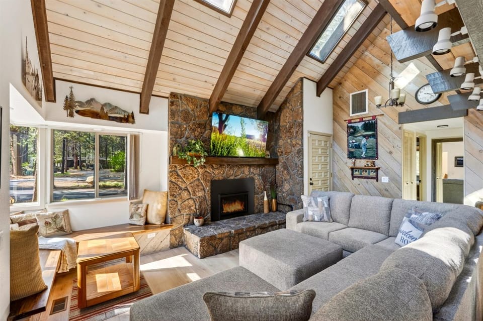 Walk to the Village, Hot-tub, AC, Bikes,SHARC,BBQ The Village Nook at Backwoods Country House in Sunriver