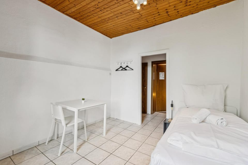 Budget Room 3 bedrooms 5 beds perfect for workers Apartment in Gelsenkirchen