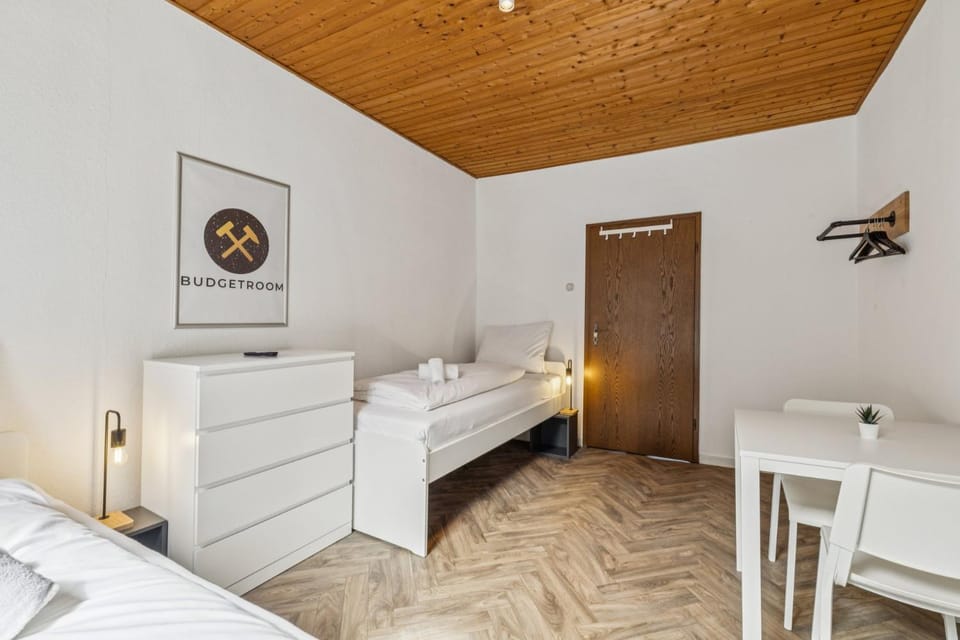 Budget Room 3 bedrooms 5 beds perfect for workers Apartment in Gelsenkirchen