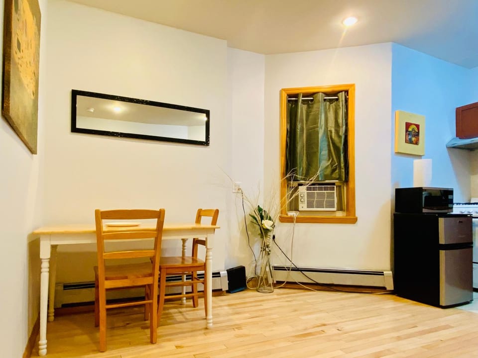 Quiet LES Designer Retro-Chic Apt Near Everything Bed and Breakfast in East Village