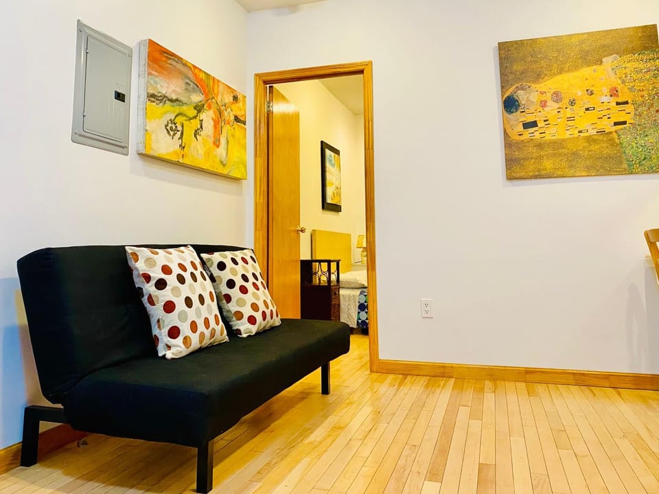 Quiet LES Designer Retro-Chic Apt Near Everything Bed and Breakfast in East Village