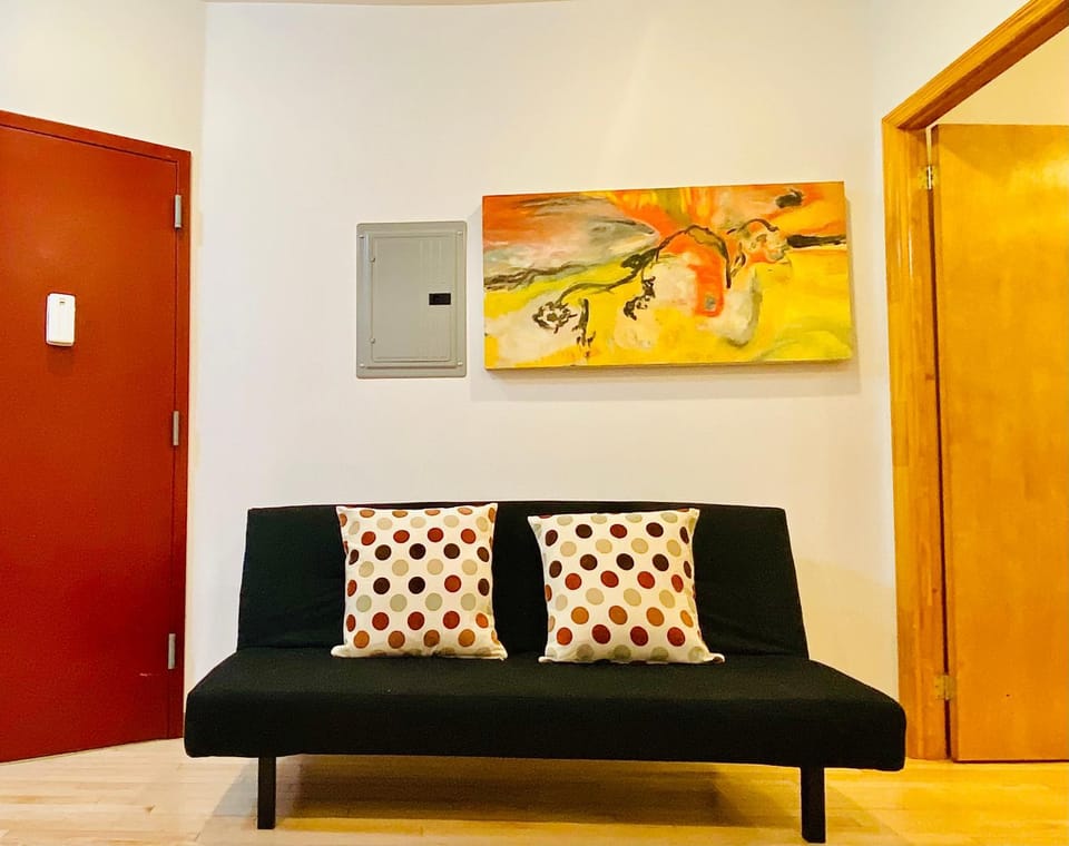 Quiet LES Designer Retro-Chic Apt Near Everything Bed and Breakfast in East Village