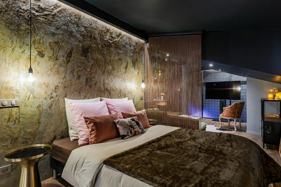 Bed, Photo of the whole room, Bedroom