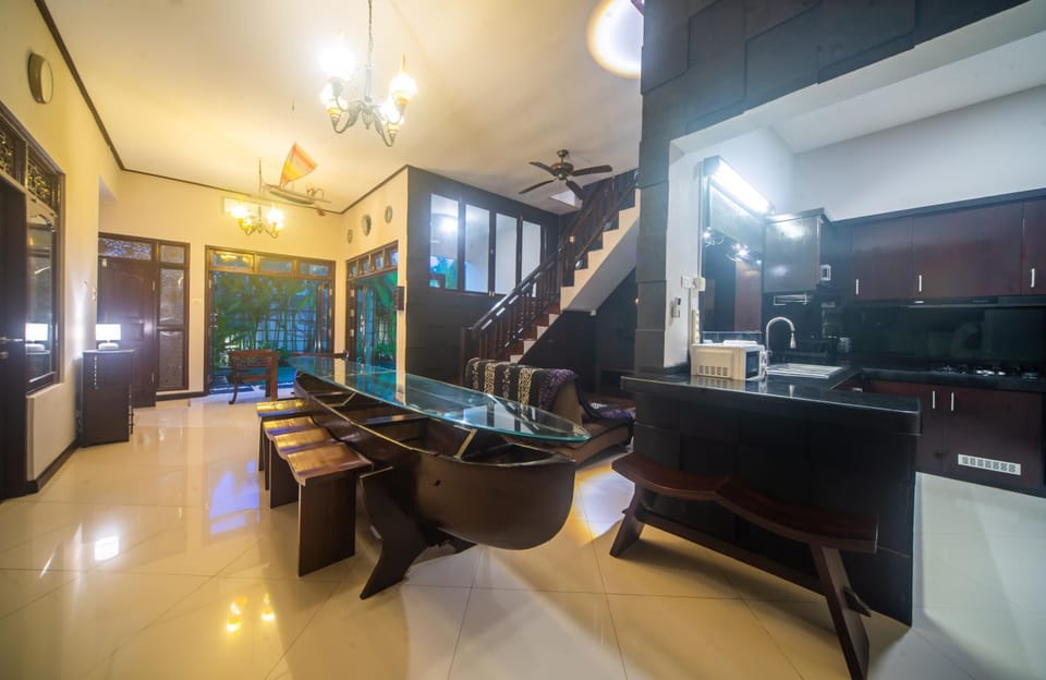 Kitchen or kitchenette, Living room, Seating area, Dining area