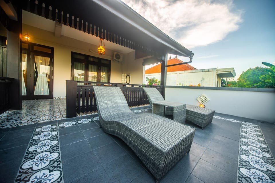 Property building, Patio, Day, Balcony/Terrace, Seating area, sunbed