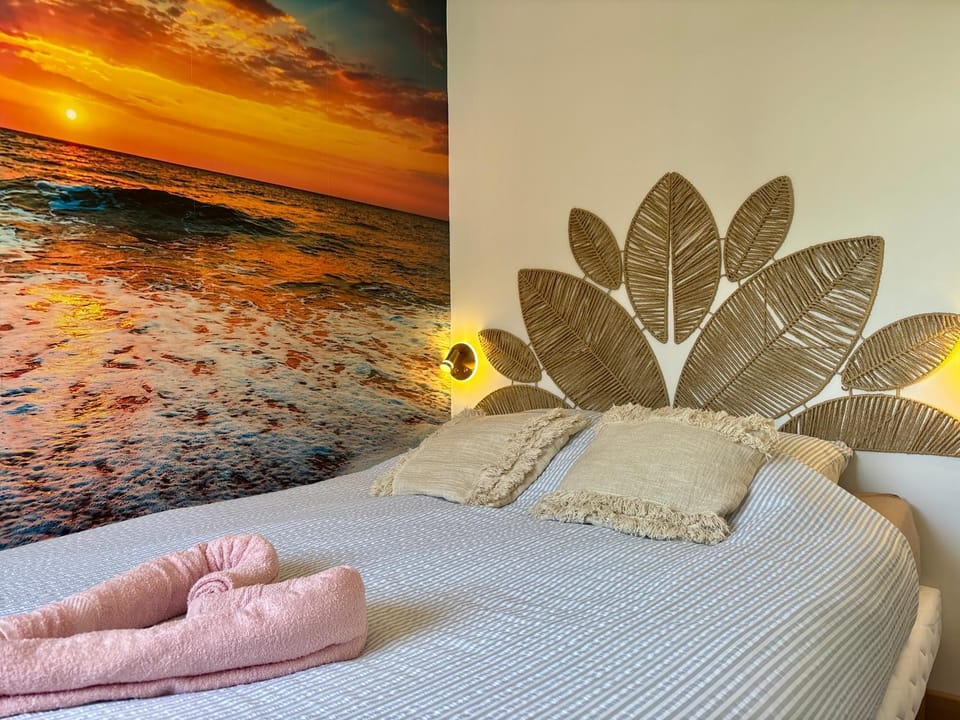 Bed, Photo of the whole room, Decorative detail, Bedroom