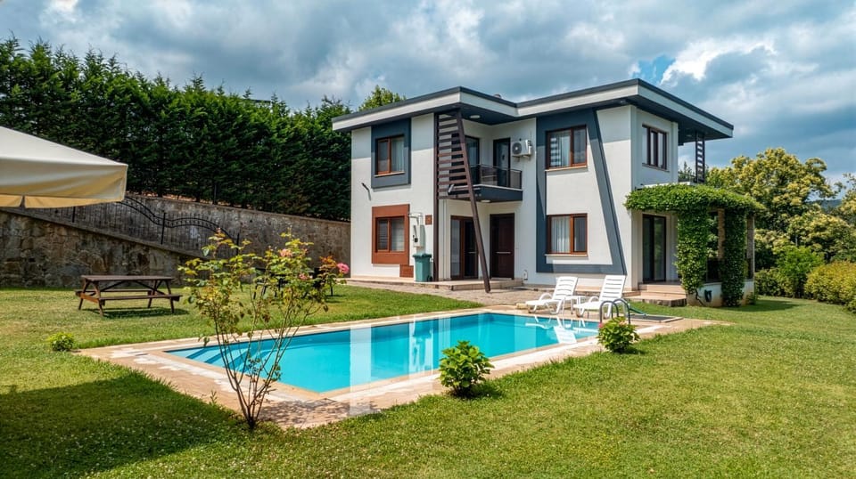 Property building, Day, Garden, Garden view, Swimming pool, sunbed