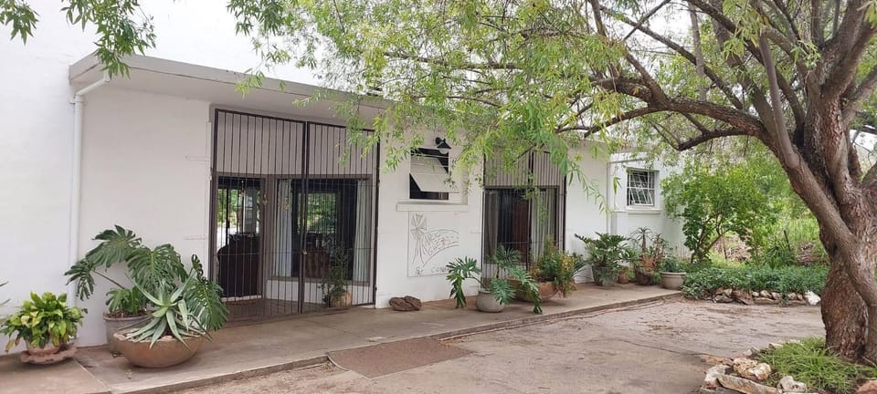 Near Oudtshoorn Entire house, pet friendly House in Western Cape