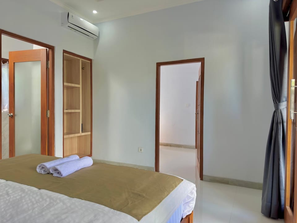 Bed, Photo of the whole room, Bedroom, towels, wardrobe, air conditioner