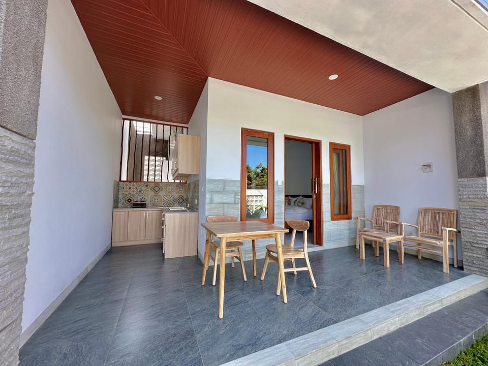 Kitchen or kitchenette, Seating area, Dining area