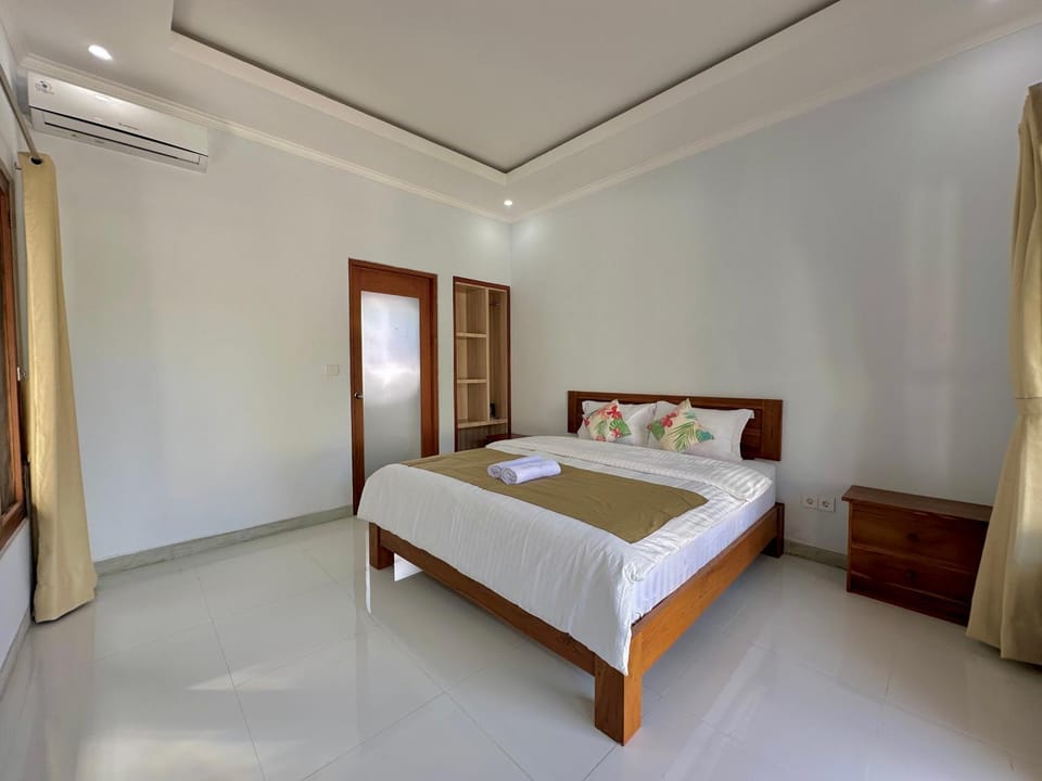 Bed, Photo of the whole room, Bedroom, towels, wardrobe, air conditioner