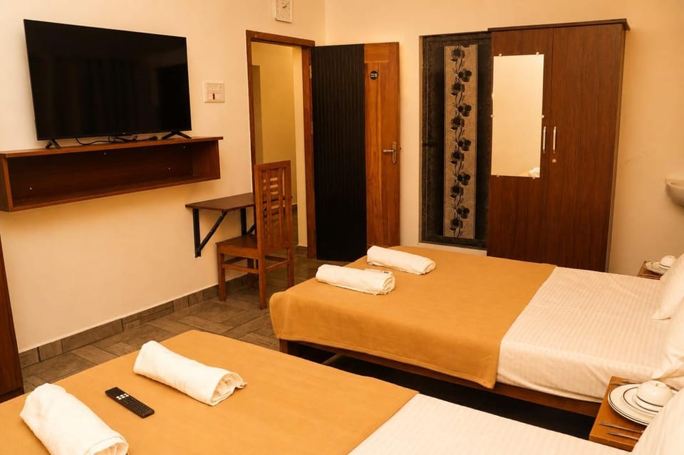 Bed, Bedroom, towels