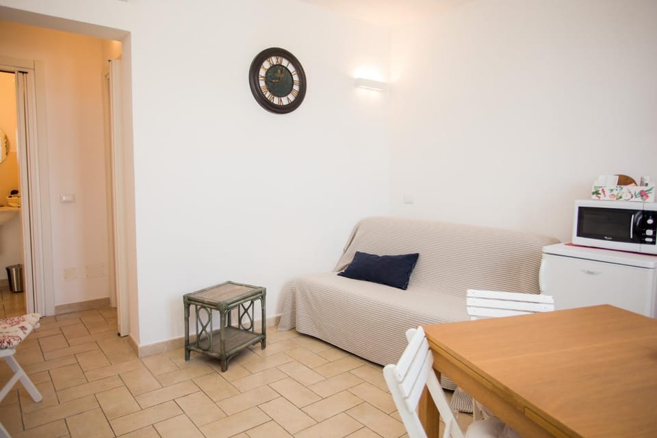 Living room, Decorative detail, Dining area