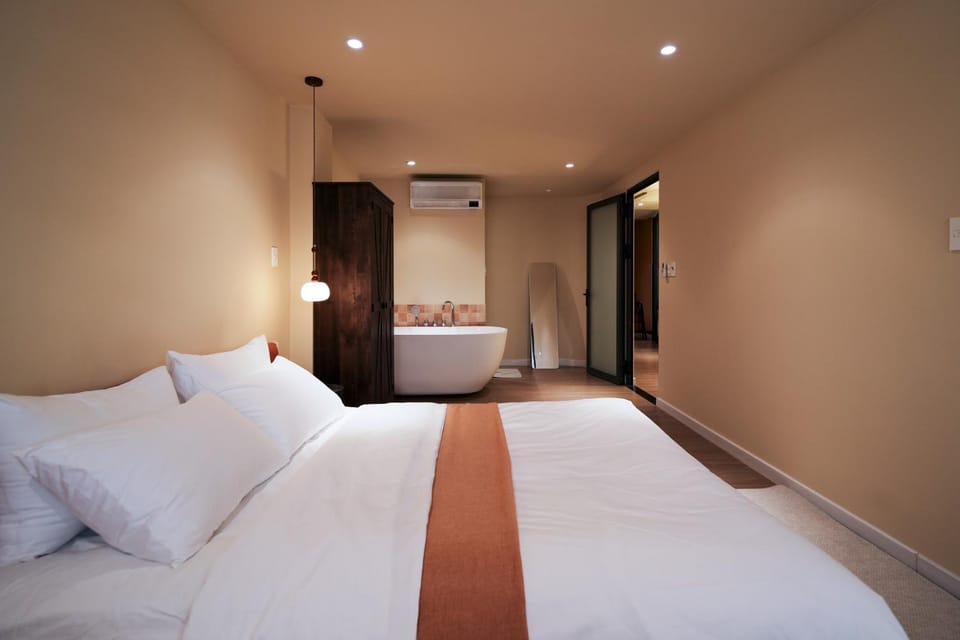 Bed, Photo of the whole room, Bedroom, air conditioner